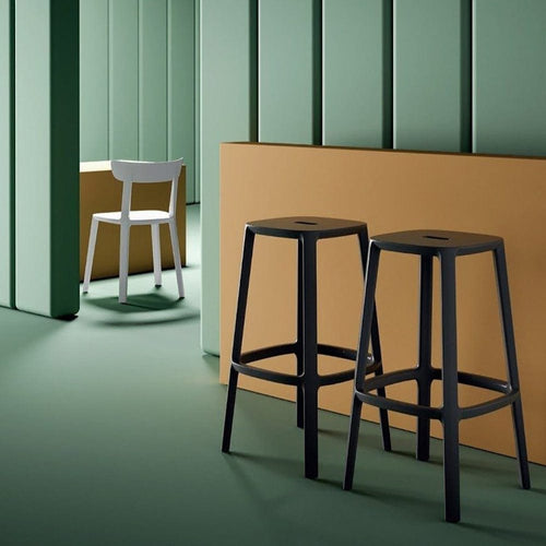 Discover the TOOU Cadrea bar stool - a contemporary take on the classic bistro bar stool. Its familiar shape evokes memories, while its modern design brings freshness to any space. Lightweight and weatherproof, it's the perfect combination of comfort and durability.